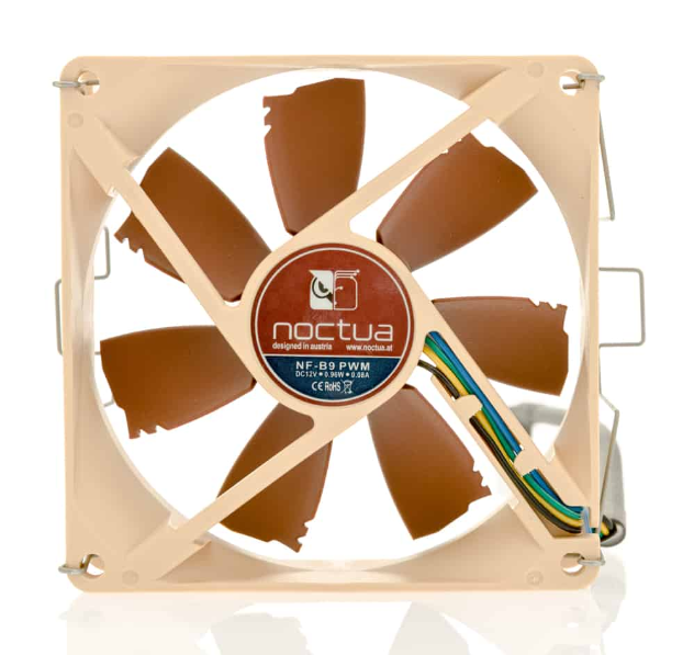 Вентилятор Noctua на ізольованому фоні