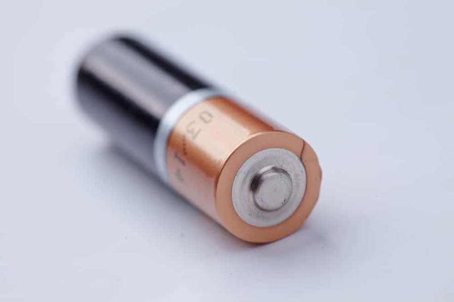 Батарея АА ізольована