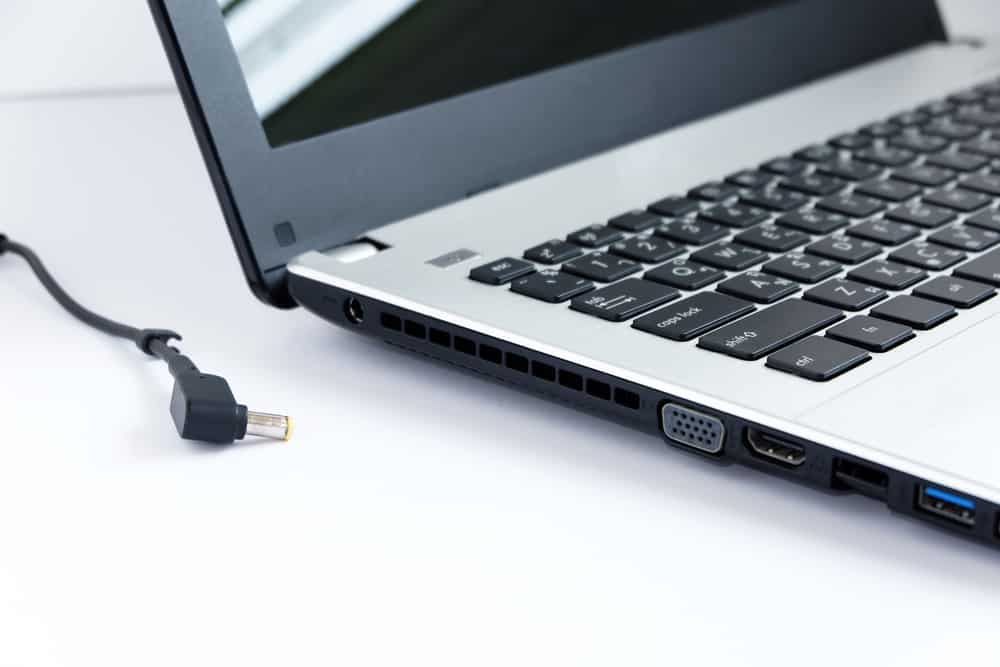 Адаптер шнур живлення зарядний пристрій ноутбука на білому тлі