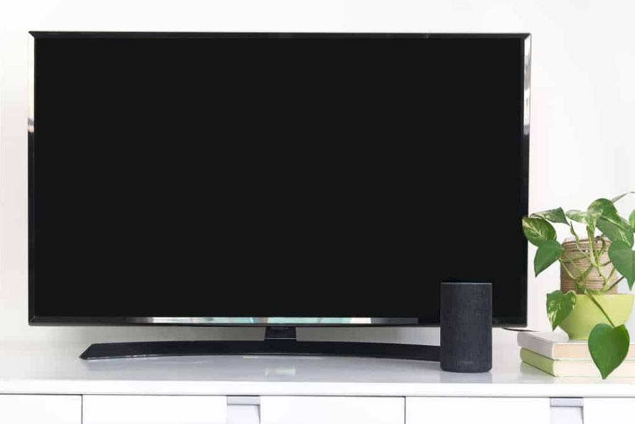Розумний пристрій Alexa Echo для керування смарт-телевізором у вітальні