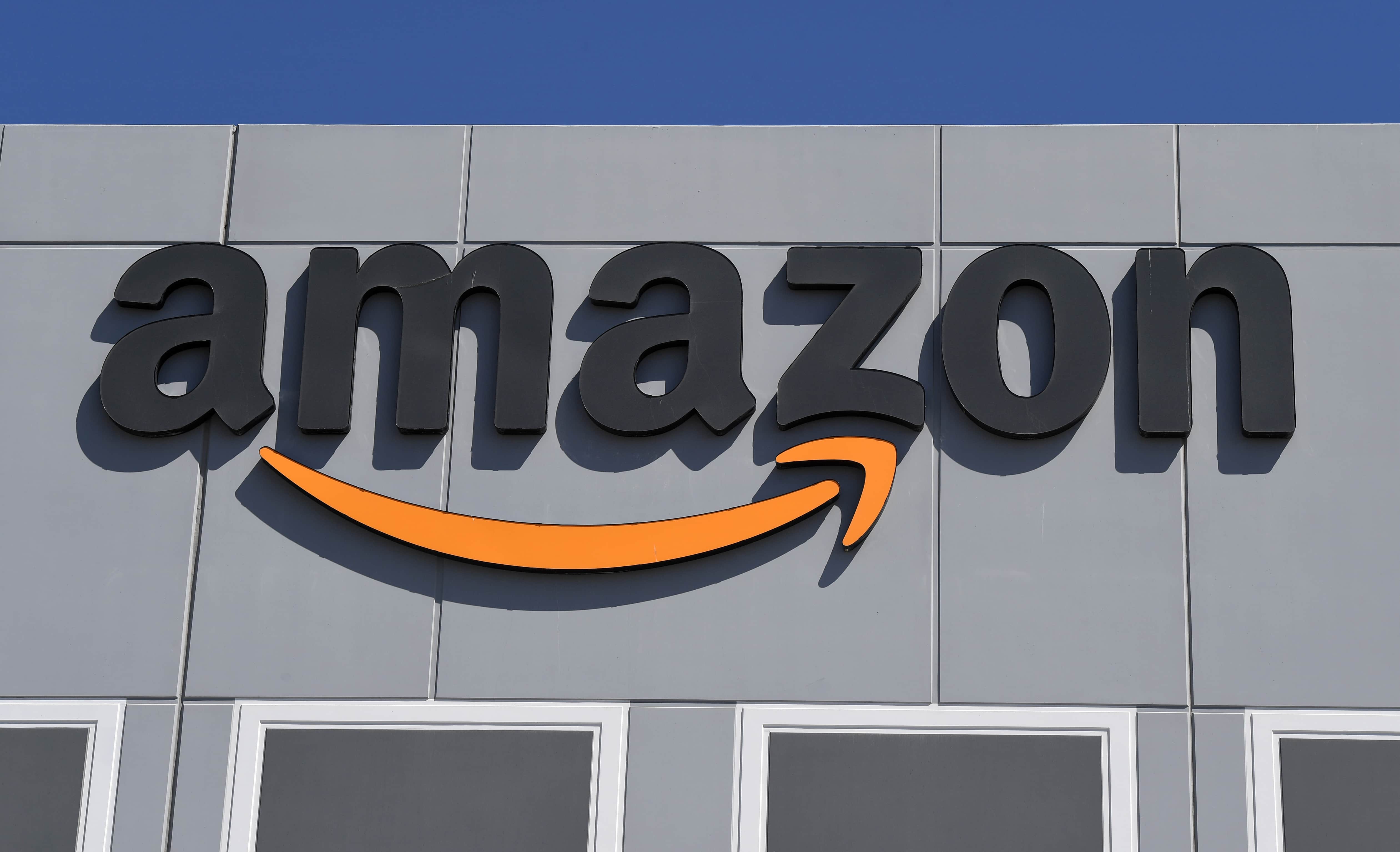 Загальний вигляд логотипу Amazon у штаб-квартирі Amazon 3 червня 2021 року в Торрацца-П’ємонте поблизу Турина, Італія. Amazon Італія розгортає сайт вакцин для своїх співробітників. оскільки Італія активізує наступну хвилю кампаній вакцини.