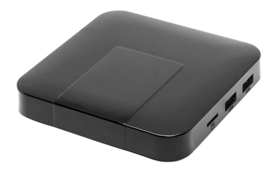 Приймач і програвач Android TV box на білому тлі
