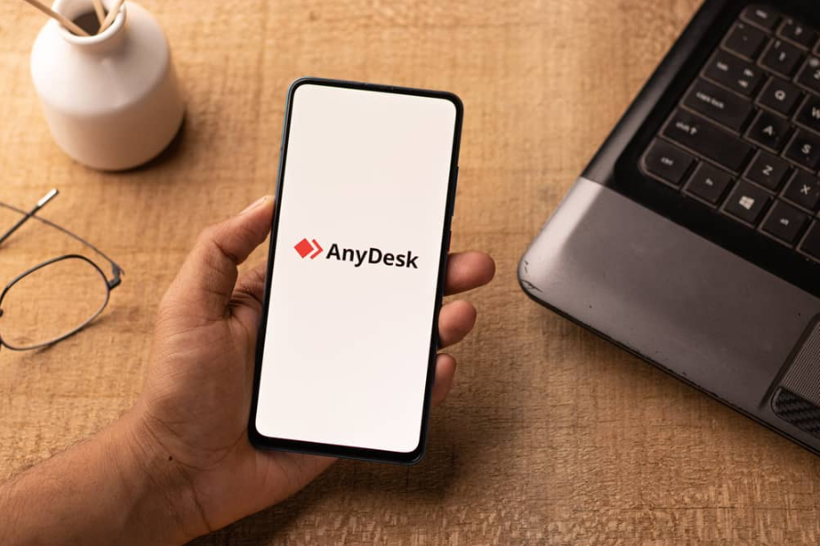 Логотип AnyDesk на екрані телефону.