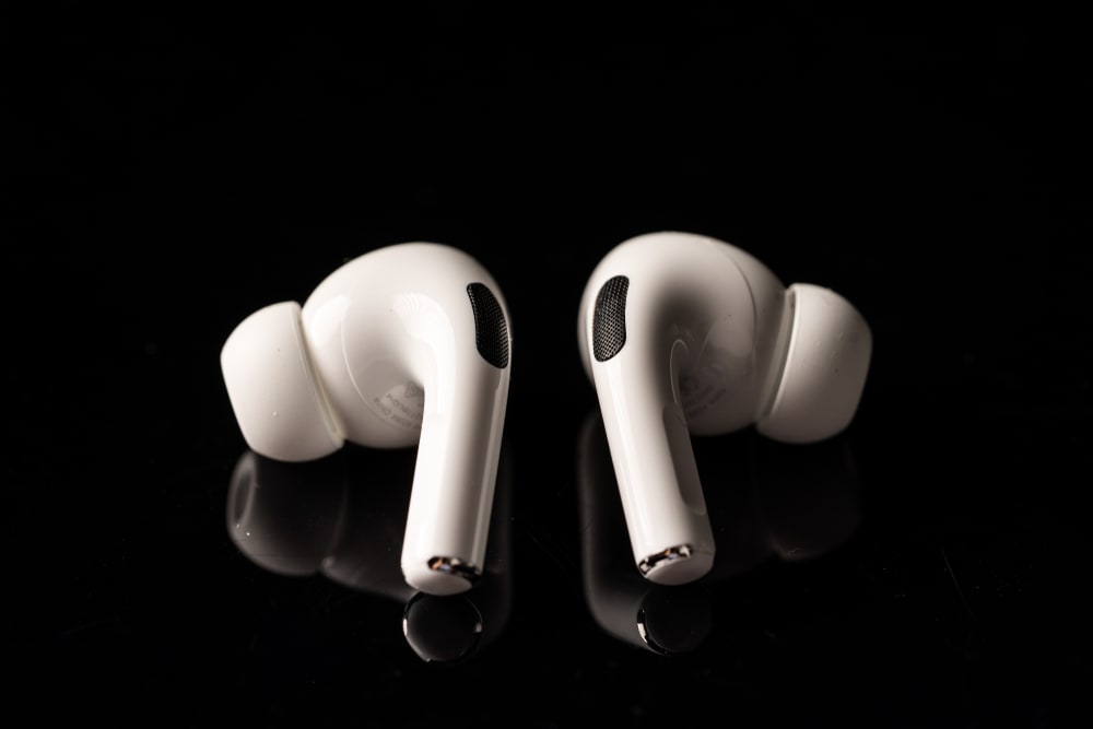 Apple Airpods Pro ізольовані на чорному