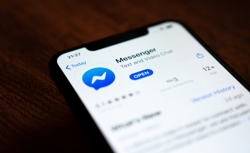 Apple iPhone Xs з Facebook Messenger