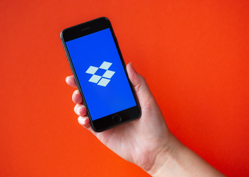 Apple iPhone 8 із логотипом Dropbox на екрані