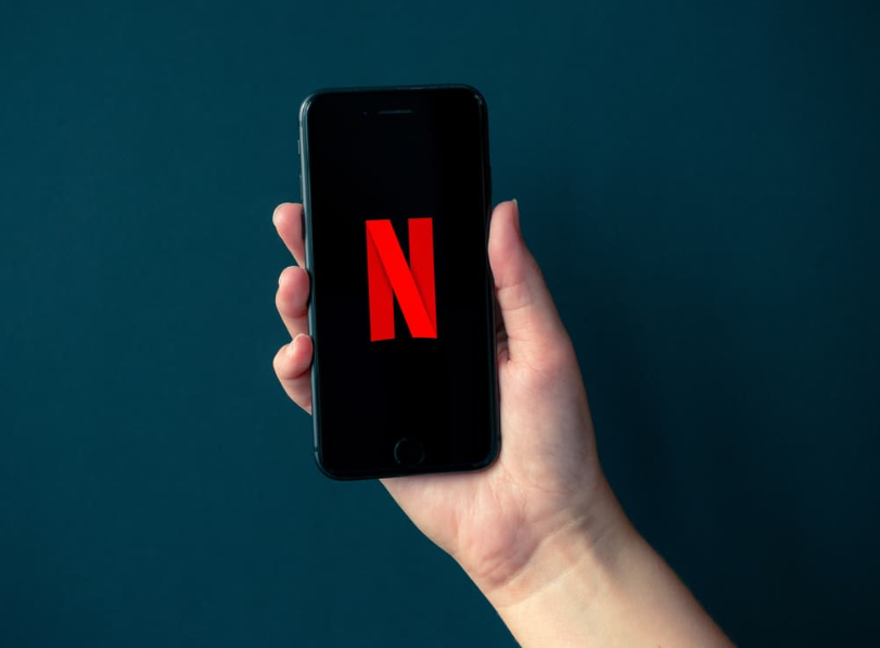 Apple iPhone 8 з логотипом Netflix
