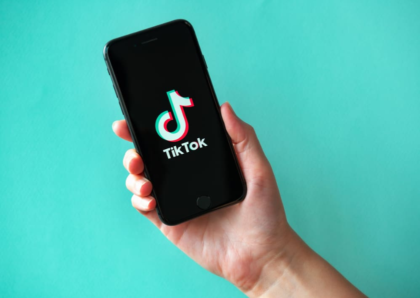 Apple iPhone 8 із логотипом TikTok на екрані