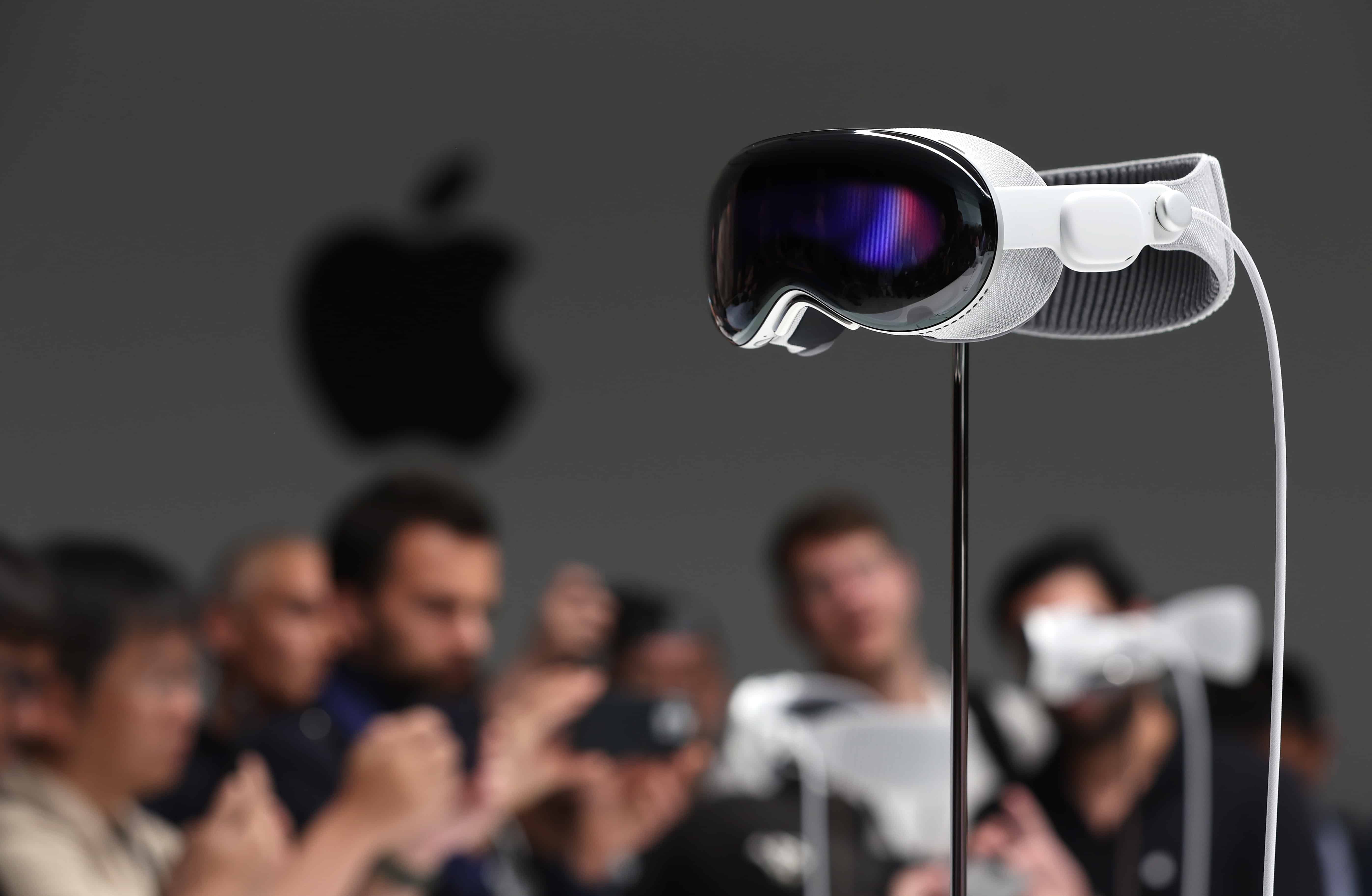 Нова гарнітура Apple Vision Pro представлена під час Всесвітньої конференції розробників Apple 5 червня 2023 року в Купертіно, Каліфорнія. Генеральний директор Apple Тім Кук розпочав щорічну конференцію розробників WWDC23 з оголошення про нову гарнітуру змішаної реальності Apple Vision Pro.