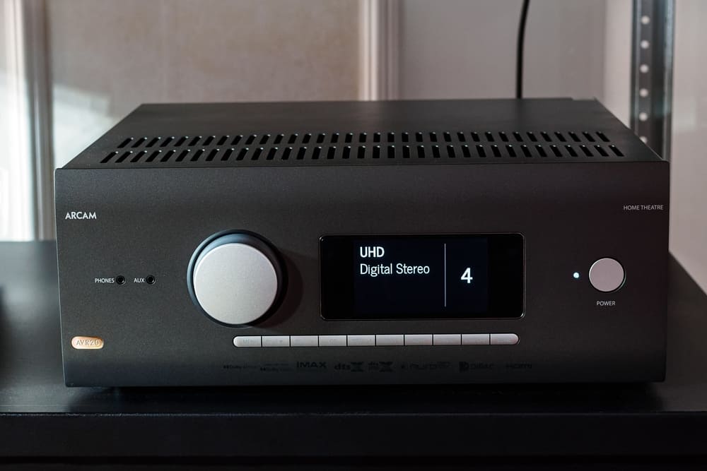 Arcam AVR30 >” width=”1000″ height=”667″ class=”alignnone size-full wp-image-371″ />AV-ресивер”/></p>
<p>Деякі AV-ресивери мають багаторазове використання.</p>
<p>Наприклад, деякі просто діють як обміни вхідними та вихідними даними.</p>
<p>Вони приймають дані, а потім виводять їх туди, куди потрібно.</p>
<p>Інші аудіо/відео-ресивери також можуть працювати як потокові пристрої.</p>
<p>Вони можуть передавати аудіо на різні пристрої в різних кімнатах.</p>
<p>Ці типи AV-ресиверів дорожчі, оскільки вони більш складні.</p>
<p>Вони вимагають більше витрат і часу на конвеєрі.</p>
<p>Оскільки вони дорожчі у виготовленні та мають більшу вартість, вони продаються за вищими цінами.</p>
<p>Аудіо/відео-ресивери є дорогими, якщо їх можна використовувати багаторазово.</p>
<h3><strong>9. Дизайн</strong></h3>
<p><img loading=