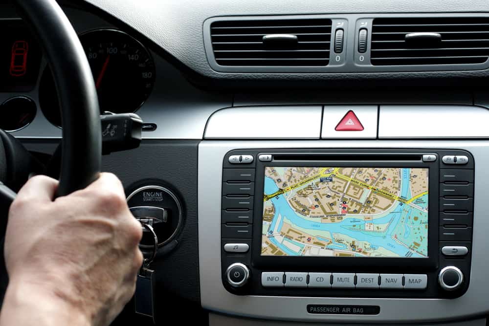 приладова панель автомобіля та gps