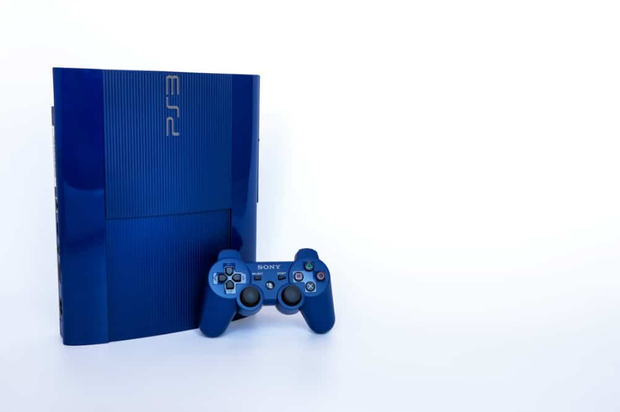 Azurite Blue model of >” width=”897″ height=”597″ class=”alignnone size-full wp-image-412″ />Playstation 3″/></p>
<h4><strong>A. Без світла</strong></h4>
<p>Якщо ваша PS3 раптово перестала світитися, велика ймовірність того, що її джерело живлення пошкоджено.</p>
<p>Вам доведеться попросити Sony виправити це або замінити самостійно.</p>
<p>Відкрийте PlayStation і подивіться, яка модель блоку живлення встановлена.</p>
<p>Придбайте таку ж модель і замініть блок живлення.</p>
<h4><strong>Б. Червоне світло смерті</strong></h4>
<p>Червоне світло смерті (RLOD) виникає, коли індикатор стану живлення PlayStation починає блимати червоним світлом перед тим, як консоль автоматично вимикається.</p>
<p>Зазвичай це відбувається через перегрів, тому дотримуйтеся вказівок у розділі про перегрів.</p>
<p>RLOD також може статися через старіння жорсткого диска.</p>
<p>Якщо ви користуєтеся PS3 протягом кількох років, несправний жорсткий диск є нормальним явищем, і з часом вам доведеться його замінити.</p>
<p>Однак, якщо ця проблема продовжує траплятися з майже новою консоллю, зверніться до експерта, щоб вона поглянула.</p>
<h4><strong>C. Жовте світло смерті</strong></h4>
<p>Жовте світло смерті (YLOD) — одна з найпоширеніших проблем, з якою стикаються користувачі PS3.</p>
<p>Це може статися через перегрів, як і RLOD.</p>
<p>Якщо так, вимкніть консоль і зачекайте, поки вона охолоне.</p>
<p>Потім, увімкнувши його знову, уважно прислухайтеся до вентилятора.</p>
<p>Якщо ви чуєте, як вентилятор починає працювати на короткий час, а потім негайно вимикається, у вас несправна материнська плата.</p>
<p>Виходять з ладу паяні з’єднання між материнською платою та чіпами ЦП і ГП.</p>
<p>Повторна пайка мікросхем до материнської плати може вирішити проблему.</p>
<p>Однак, якщо ви не чуєте, як вентилятор вмикається, виникла проблема з джерелом живлення.</p>
<p>Його заміна має вирішити проблему.</p>
<h3><strong>7. Проблеми з кабелем HDMI</strong></h3>
<p><img loading=