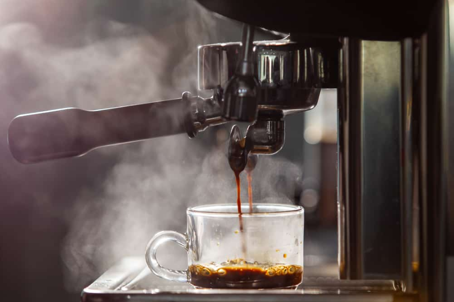 Бариста варить каву еспресо