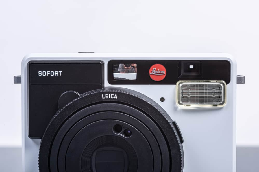 білий фотоапарат leica