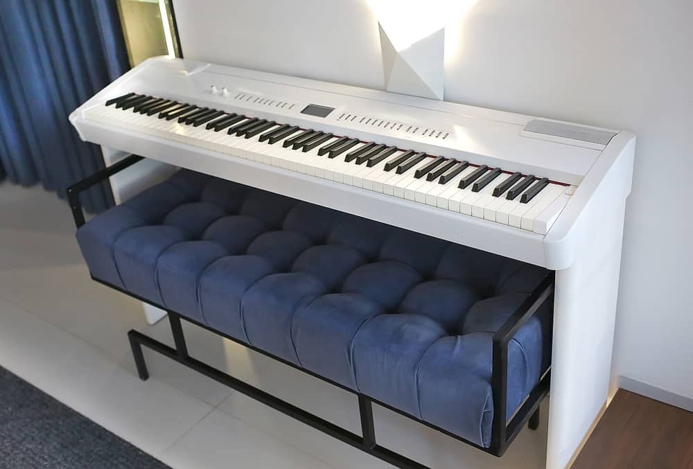 Біла клавіатура цифрового піаніно