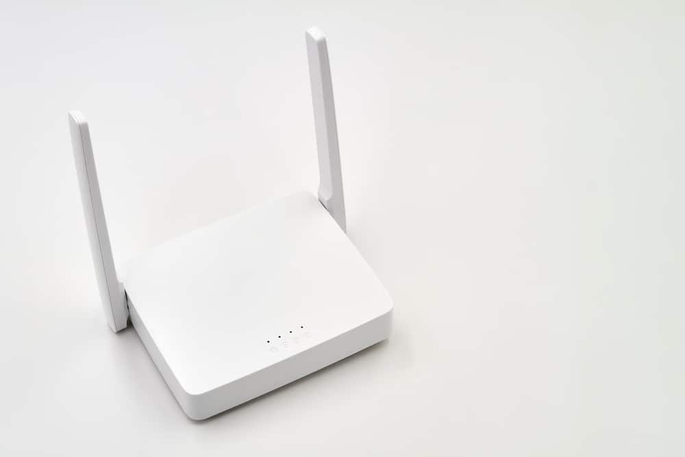 Білий бездротовий маршрутизатор на світлому фоні