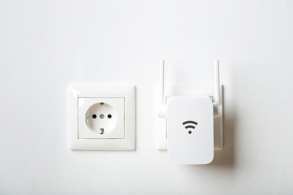 Білий ретранслятор Wi-Fi в приміщенні вдома в розетці