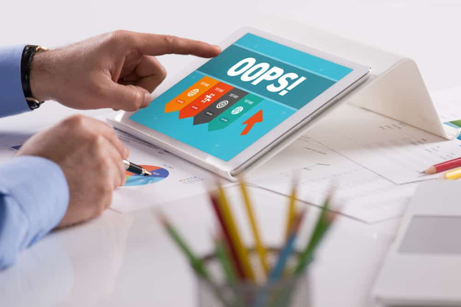 Бізнесмен працює на планшеті з OOPS! на екрані