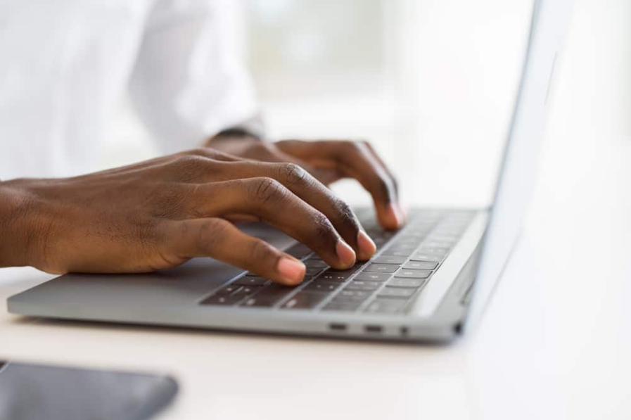 Ділова людина руки працюють за допомогою клавіатури комп'ютера ноутбук