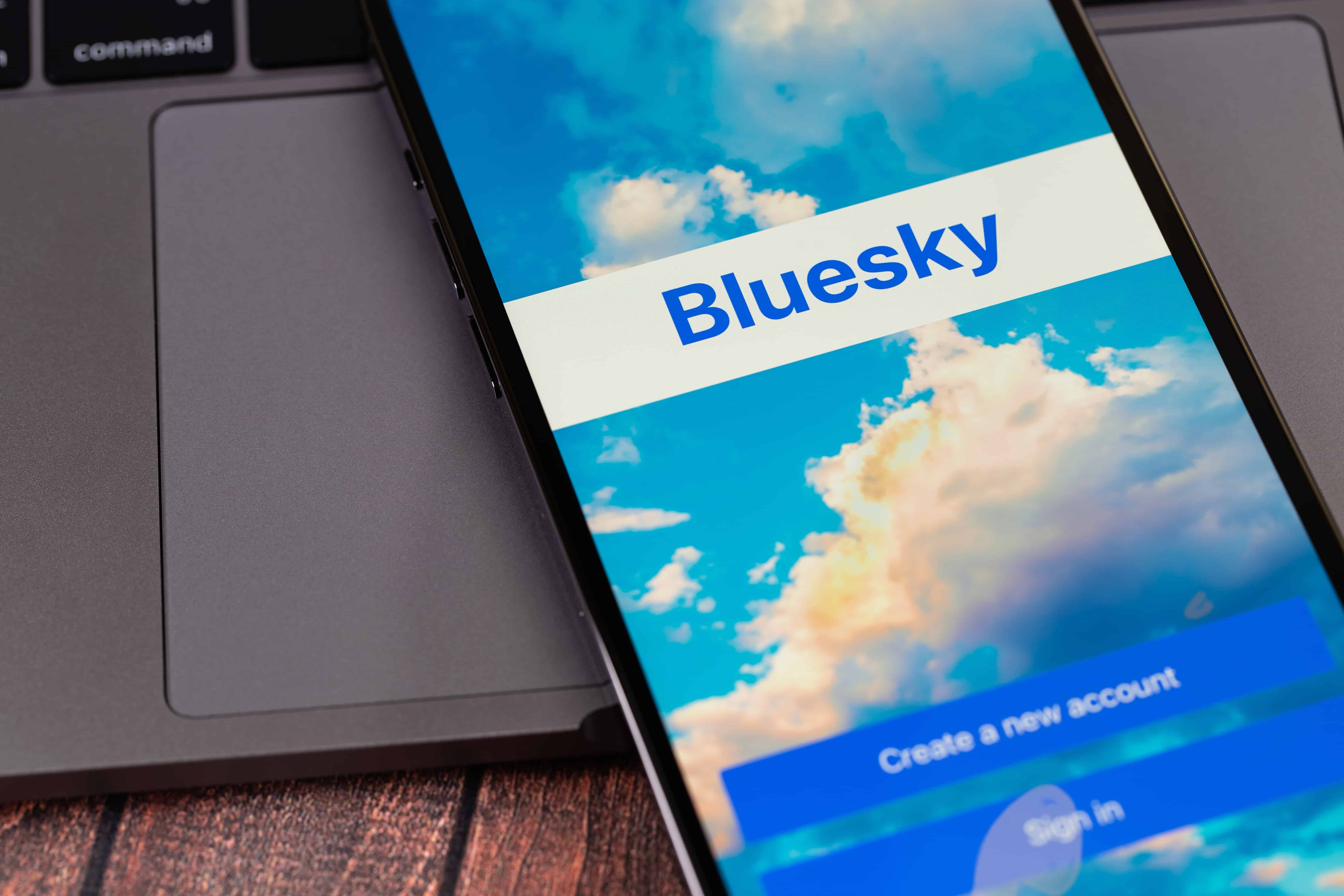 Мобільний додаток luesky Social на екрані смартфона. Bluesky Social – альтернатива Twitter Bluesky з’являється в App Store як програма, доступна лише за запрошенням. Батумі, Грузія - 2 березня 2023 року