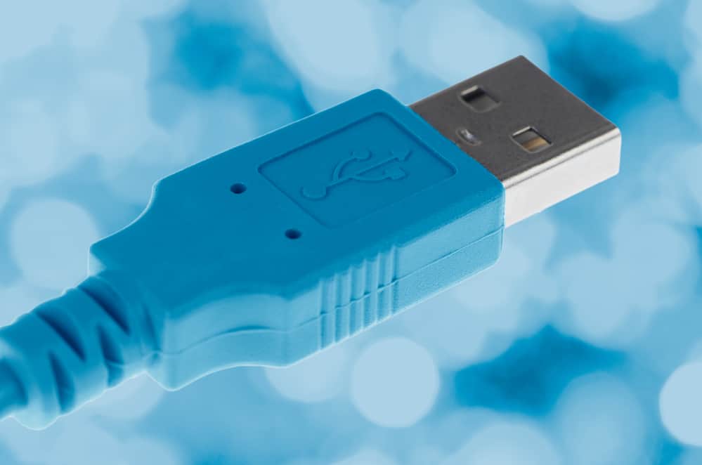 Синій комп'ютерний USB-кабель