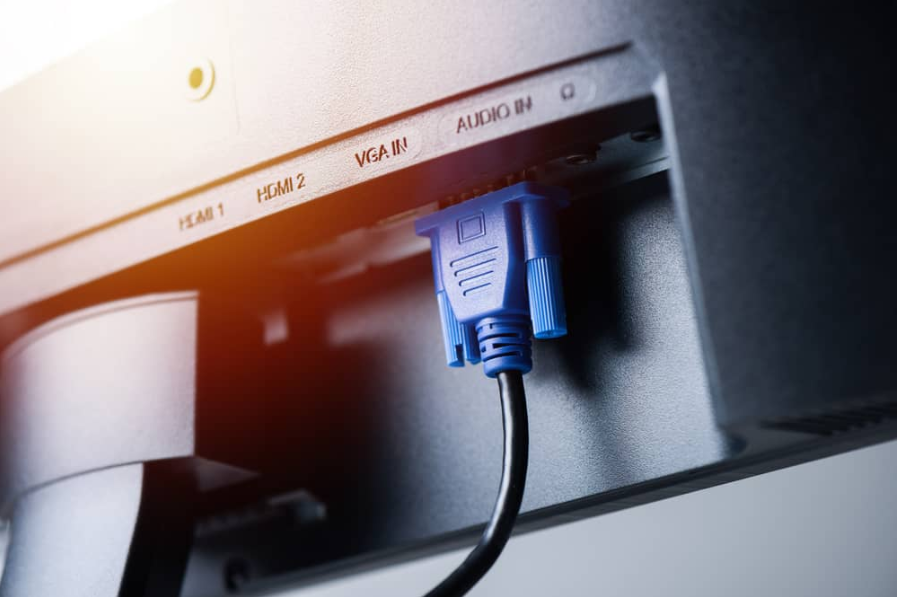Синій роз’єм і кабель VGA (Video Graphics Array).