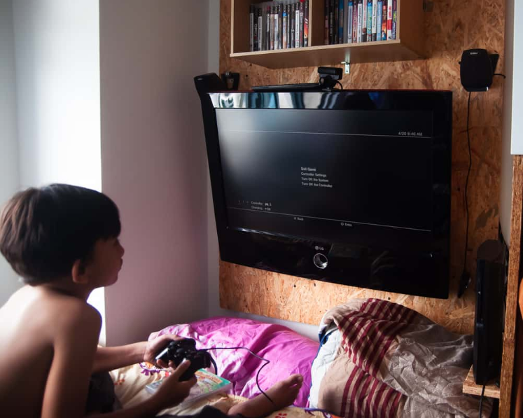 хлопець вимикає свої ігри для PS3