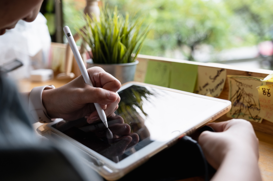 Busineswoman hold >” width=”897″ height=”597″ class=”alignnone size-full wp-image-591″ />Apple Pencil”/></p>
<p>Передова технологія, яка використовується для виробництва >Apple Pencil<s, підвищує ціну.</p>
<p>Цей олівець працює з деякими передовими технологіями, які дають користувачам унікальну взаємодію з екраном.</p>
<p>Apple Pencil використовує технологію STMicroelectronics Ultra-low-power, яка робить олівці ідеального дизайну з усіма передовими функціями.</p>
<p>Ця технологія встановлює стандарт того, як має відчуватися написання, дизайн та ілюстрування.</p>
<p>Що відрізняє його від більшості технологій, які використовуються в ручках, так це точність і точність, яких більшість інших стилусів не можуть запропонувати.</p>
<p>З іншого боку, більшість стилусів не дають таких результатів, і Apple Pencil творить чудеса в таких технічних областях.</p>
<p>Кілька стилусів конкурують з >Apple Pencil <, але не дають таких результатів, як >Apple Pencil<.</p>
<p>Їм завжди не вистачає якихось технічних моментів через низьку ціну.</p>
<p>Зокрема, чутливість до тиску низькоякісних олівців навіть близько не відповідає тому, що пропонують >Apple Pencil<s.</p>
<h3><strong>7. Маркетинг</strong></h3>
<p><img loading=