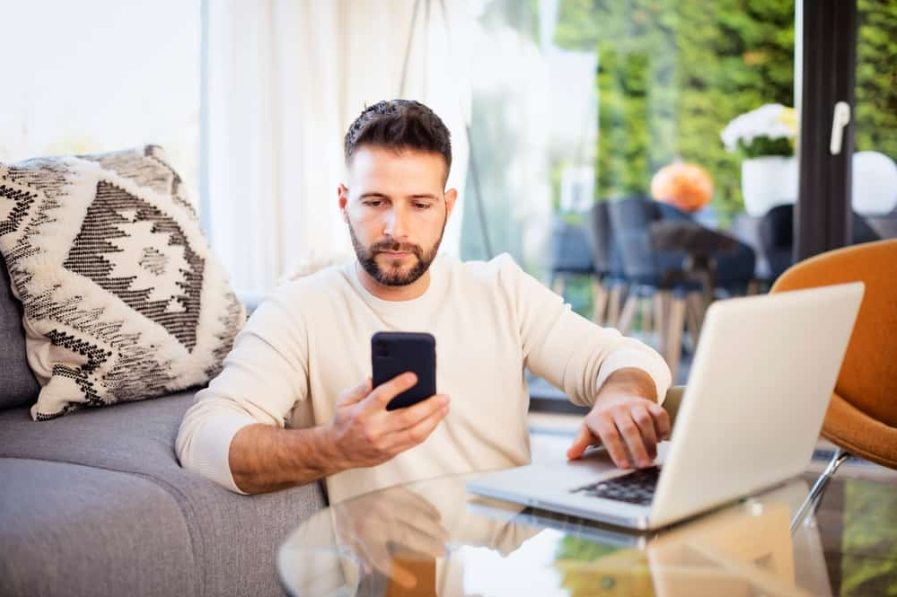 Відвертий знімок серйозного чоловіка, який отримує текст