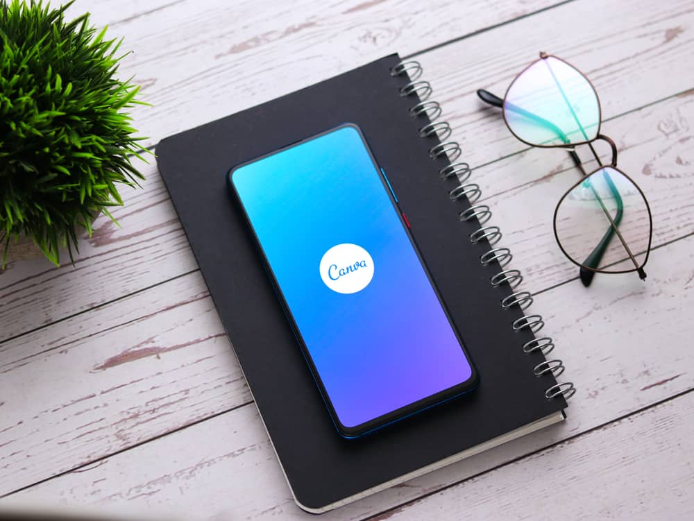 логотип canva на екрані телефону