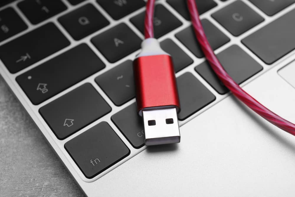 USB кабель червоного кольору