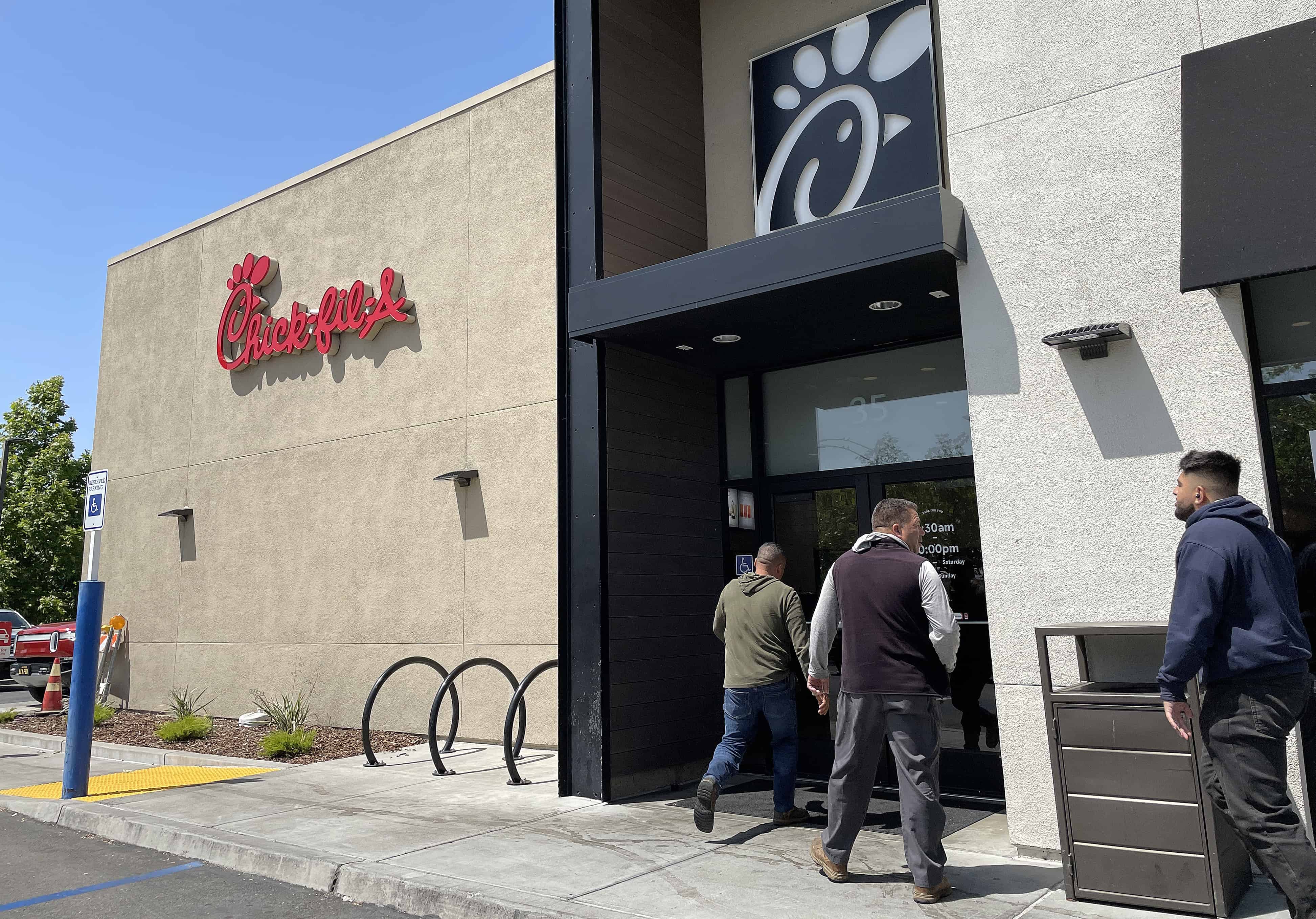 НОВАТО, КАЛІФОРНІЯ – 01 ЧЕРВНЯ: Клієнти заходять у ресторан Chick-fil-A 01 червня 2023 року в Новато, Каліфорнія. Мережа закладів швидкого харчування викликає критику в соціальних мережах за свою політику різноманітності, справедливості та залучення (DEI).