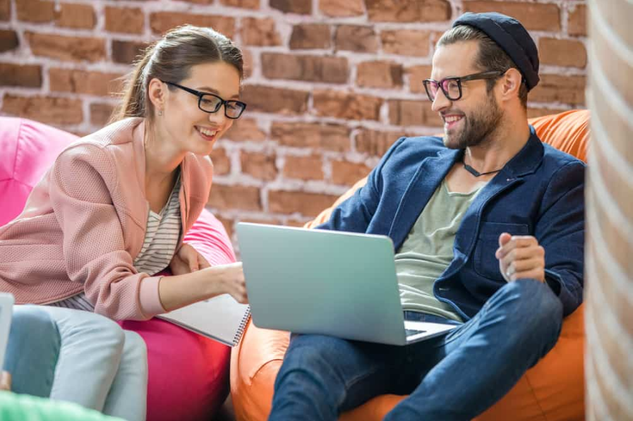 Man and wo>” width=”897″ height=”597″ class=”alignnone size-full wp-image-666″ />людина за допомогою ноутбука”/></p>
<p>Щоб почати сеанс, програма повинна бути встановлена на клієнтському та хост-пристроях.</p>
<p>Перший крок — відкрити AnyDesk на обох пристроях і знайти ідентифікатор на головному пристрої.</p>
<p>Знайшовши ідентифікатор, введіть дев’ятизначне число в розділ Remote Desk AnyDesk на клієнтському пристрої та натисніть Connect.</p>
<p>Програма надішле запит на підключення до головного пристрою.</p>
<p>Після підтвердження підключення клієнт отримає доступ до хост-пристрою.</p>
<p>Як клієнт ви матимете повний контроль, доки хост надасть вам доступ до функцій свого пристрою.</p>
<p>Організатор також може заблокувати введення клієнта або заборонити йому спілкуватися в чаті чи використовувати дошку.</p>
<h2><strong>Скільки коштує підписка на AnyDesk?</strong></h2>
<p><img loading=