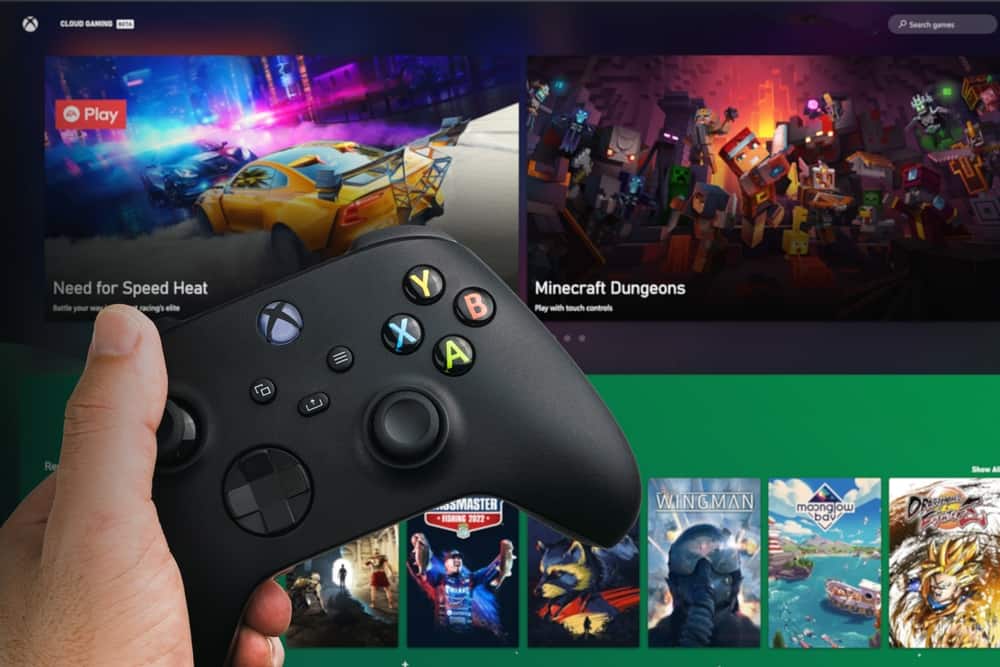 Чоловік тримає контролер Xbox Series S Carbon Black