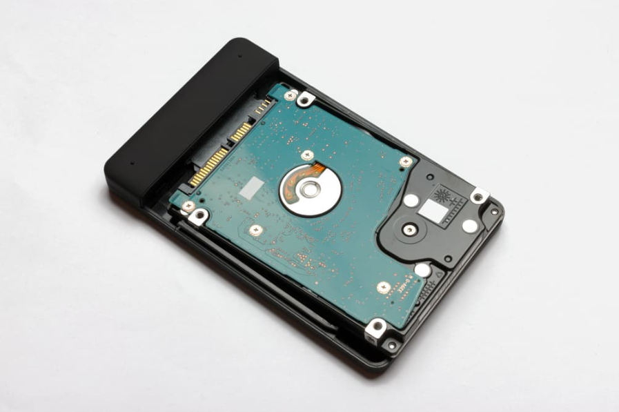 Чорний корпус зовнішнього жорсткого диска USB 3.0 2,5 дюйма, ізольований на білому тлі