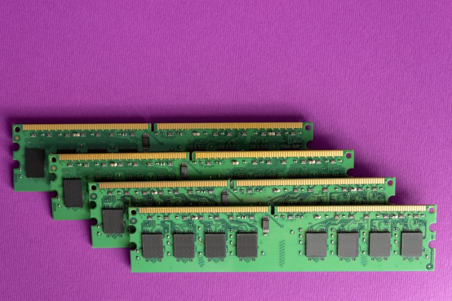 чотири карти оперативної пам'яті для настільних комп'ютерів