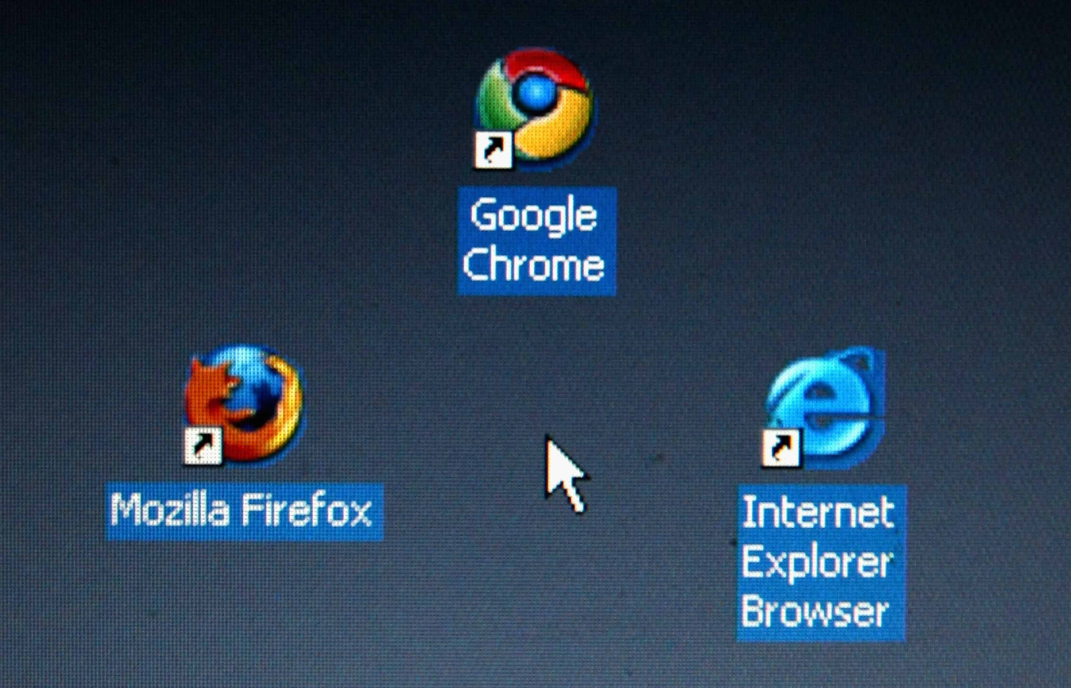 На цій фотоілюстрації ярлик браузера Google Chrome, новий веб-браузер Google Inc., відображається поруч із ярликом Mozilla Firefox і ярликом браузера Microsoft Internet Explorer на ноутбуці.