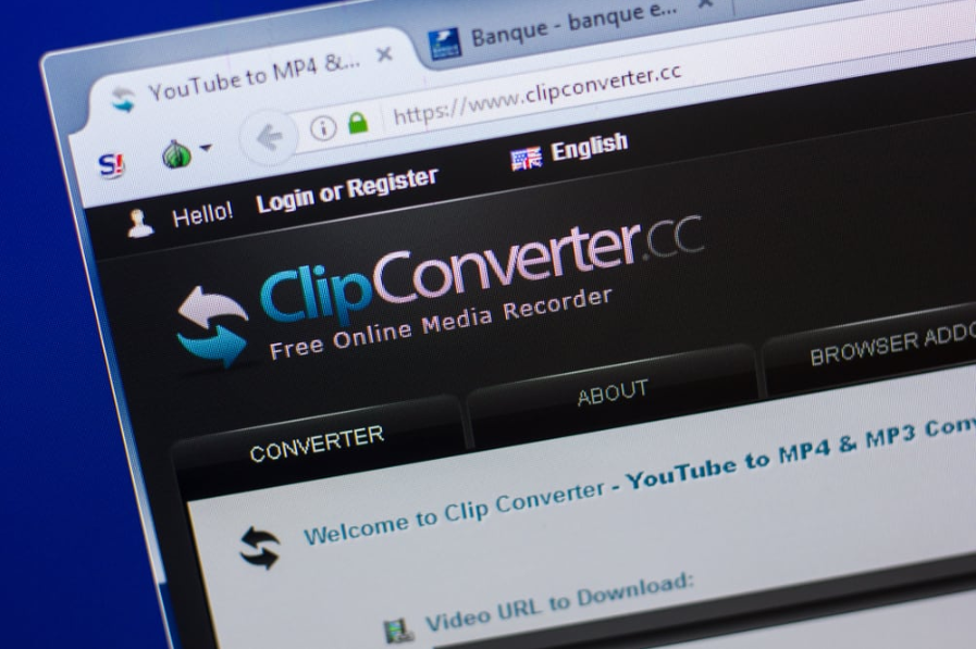 Веб-сайт ClipConverter на дисплеї ПК