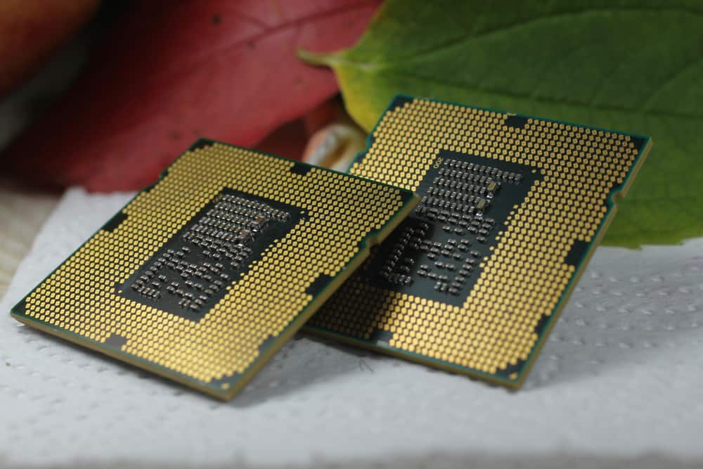 крупним планом робочий стіл процесори білий фон