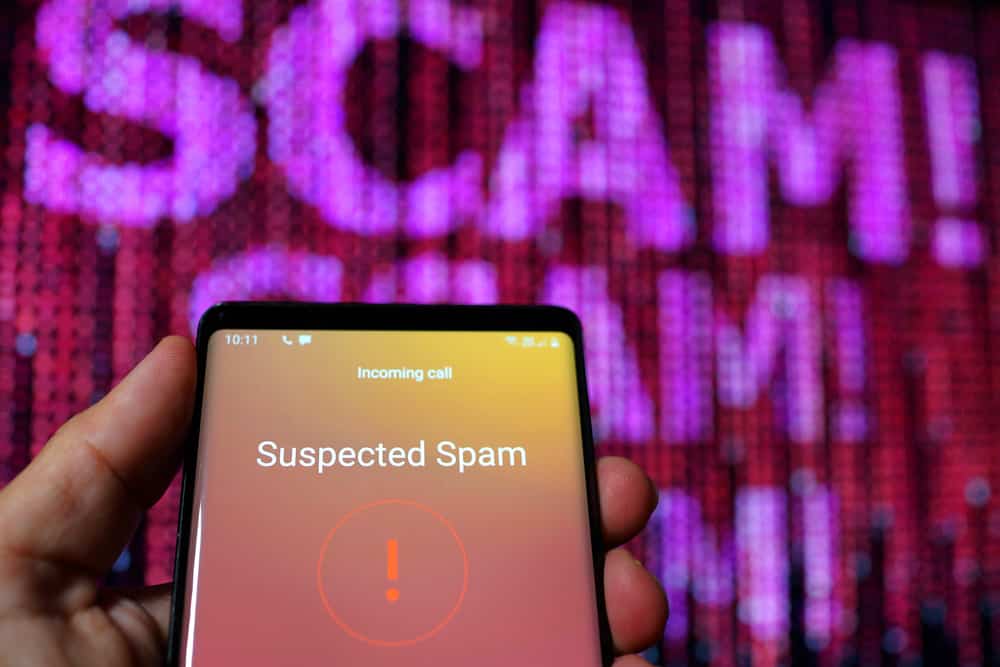 Крупним планом підозрюваний спам-дзвінок на смартфоні. Кіберзлочинці полюють на онлайн-користувачів.