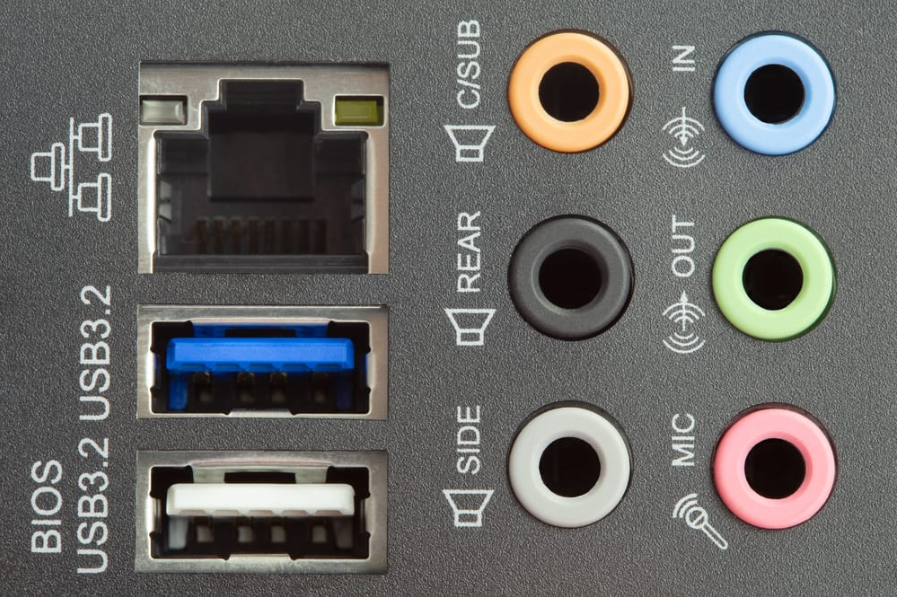 Роз’єми та порти Стандартні деталі Роз’єм кабелю Ethernet або Інтернету RJ45 і USB 3 біля аудіо Виходу звуку та входу Міні-роз’єм мікрофона на материнській платі комп’ютера