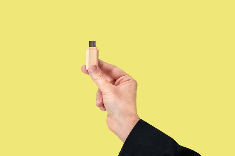 Дерев'яний USB-накопичувач під рукою