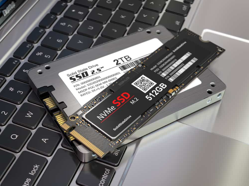Різні типи дисків SSD ізольовані на клавіатурі ноутбука