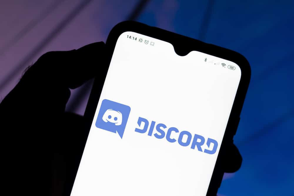 Логотип Discord на смартфоні