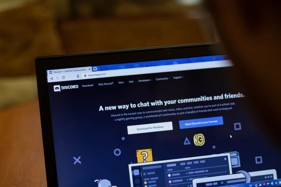 Веб-сайт програми Discrord на екрані ноутбука крупним планом