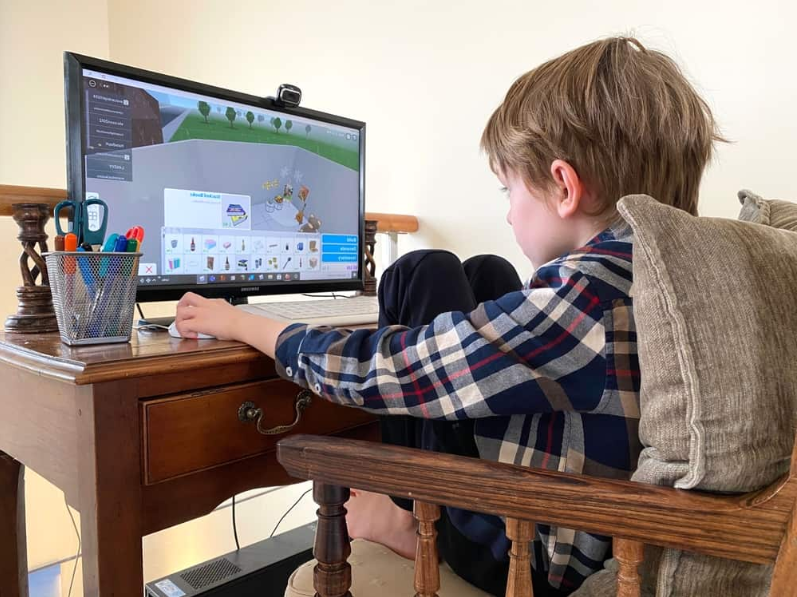 Дитина грає на ігровій платформі Roblox на домашньому комп’ютері