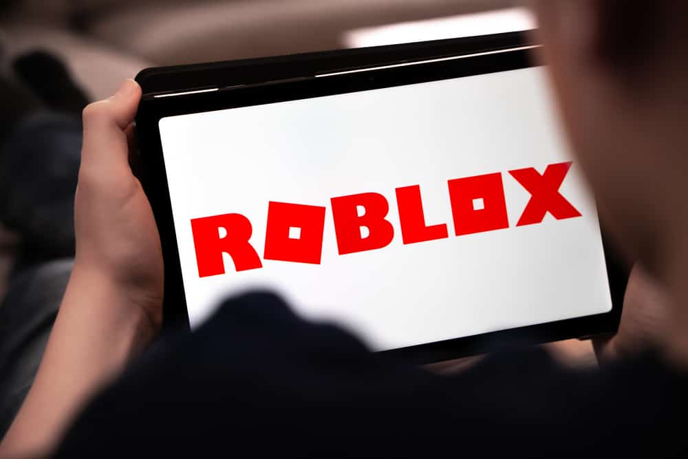 Дитина грає в Roblox на планшеті