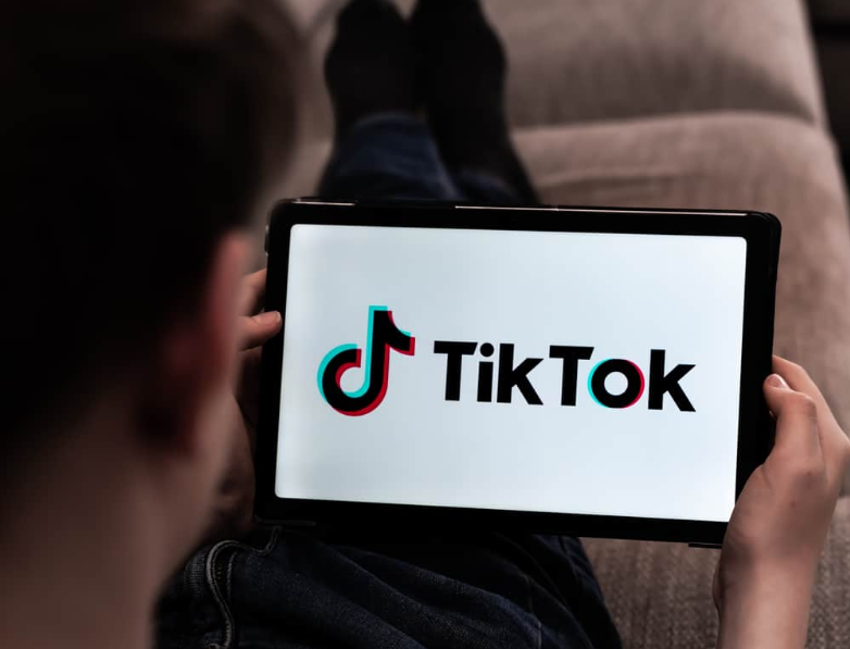 Дитина переглядає відео TikTok на планшеті