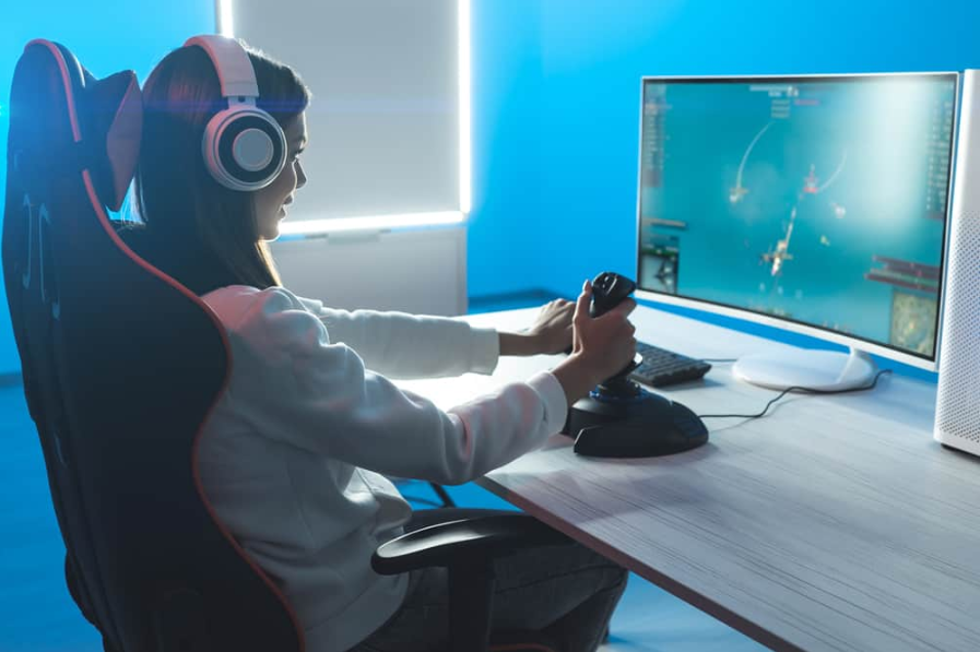 геймер дівчина грає у відеоігри