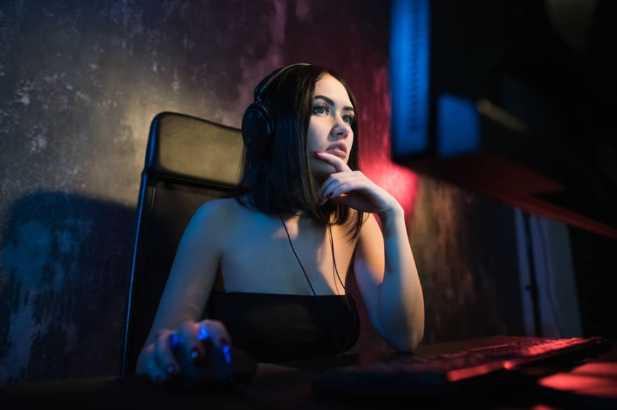 Мислення дівчина геймер на настільному комп'ютері